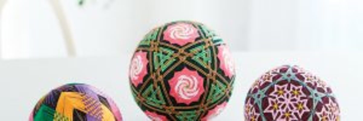 3 boules temari multicolores
