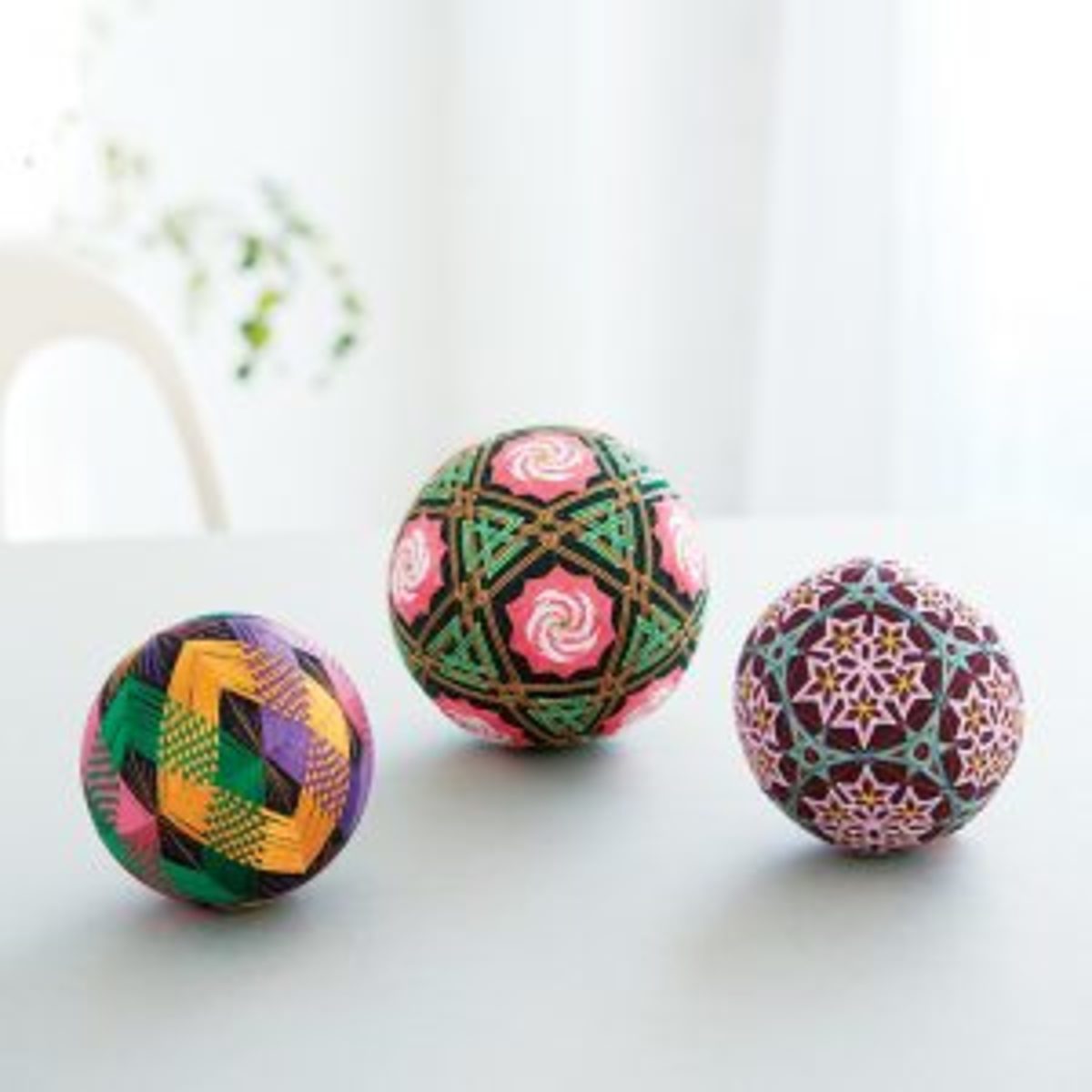 3 boules temari multicolores