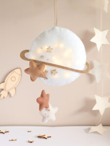 idée déco chambre bébé DIY en feutrine veilleuse