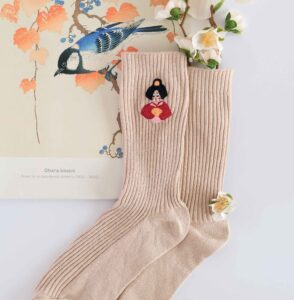 motif broderie manga chaussettes kokeshi